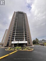 900 Dynes Rd in Ottawa, ON - Building Photo