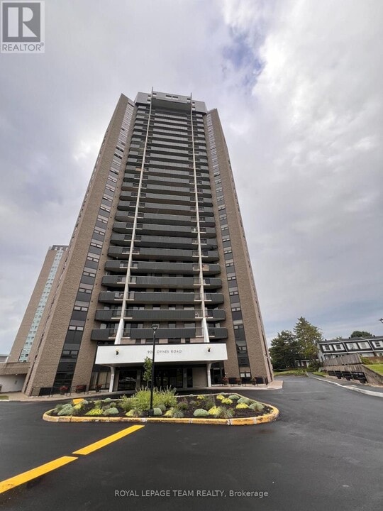 900 Dynes Rd in Ottawa, ON - Building Photo