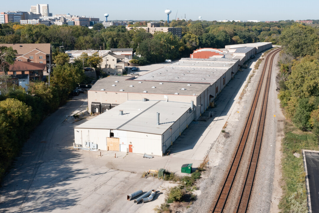 1300 Glenview Pl in Wauwatosa, WI - Building Photo