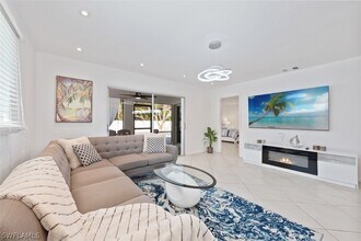 575 97th Ave N in Naples, FL - Foto de edificio - Building Photo