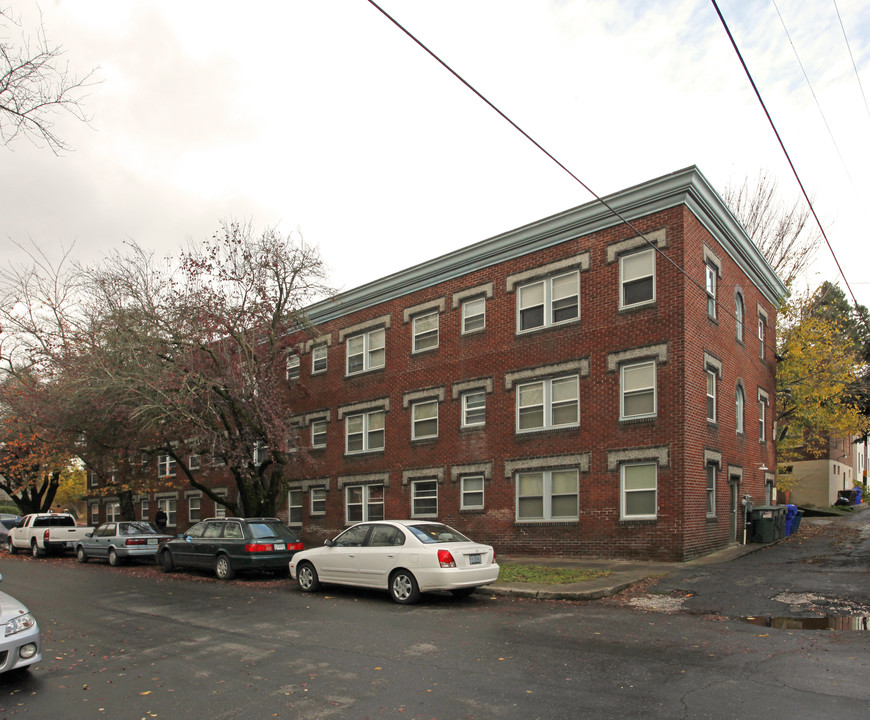 Warnell Apartments! in Portland, OR - Building Photo