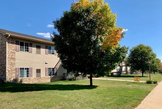 Crown Apartments in Rochester, MN - Building Photo - Building Photo