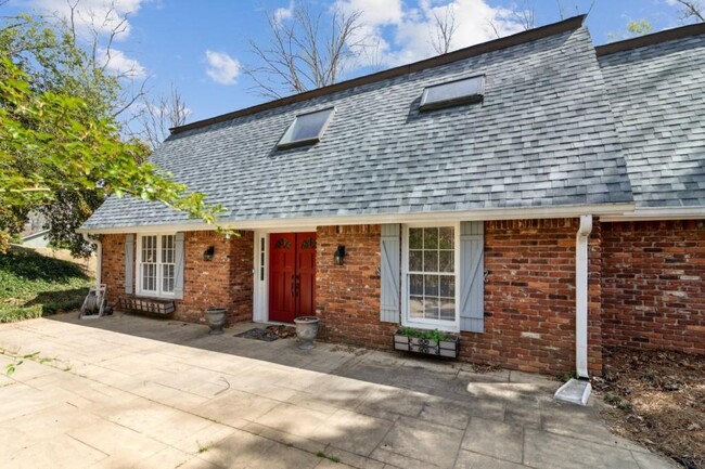355 Westerhall Ct in Sandy Springs, GA - Foto de edificio - Building Photo