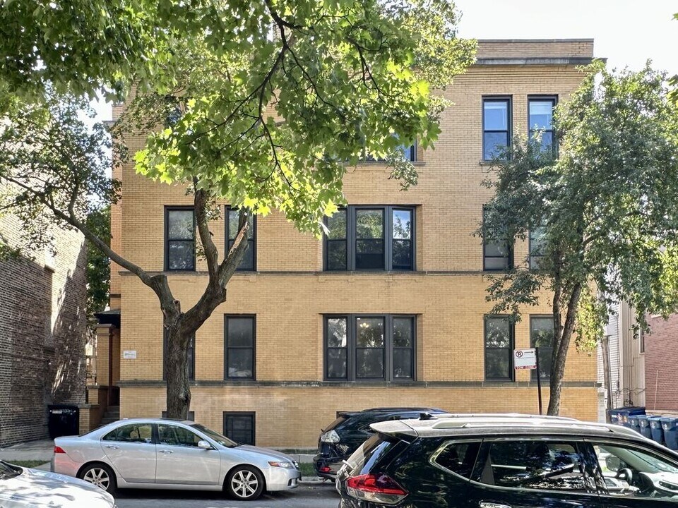 1107 W Barry Ave, Unit M08H in Chicago, IL - Building Photo