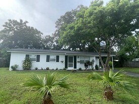 9244 Cyril Ct in Spring Hill, FL - Building Photo