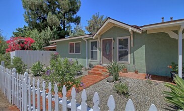 157 Newbury Ln in Thousand Oaks, CA - Building Photo - Building Photo