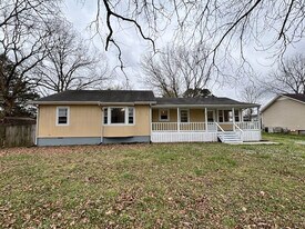 303 Willow St in Manchester, TN - Building Photo