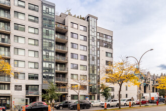 Le Central in Montréal, QC - Building Photo - Building Photo