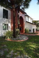 19262 NW 89th Ave in Hialeah, FL - Building Photo