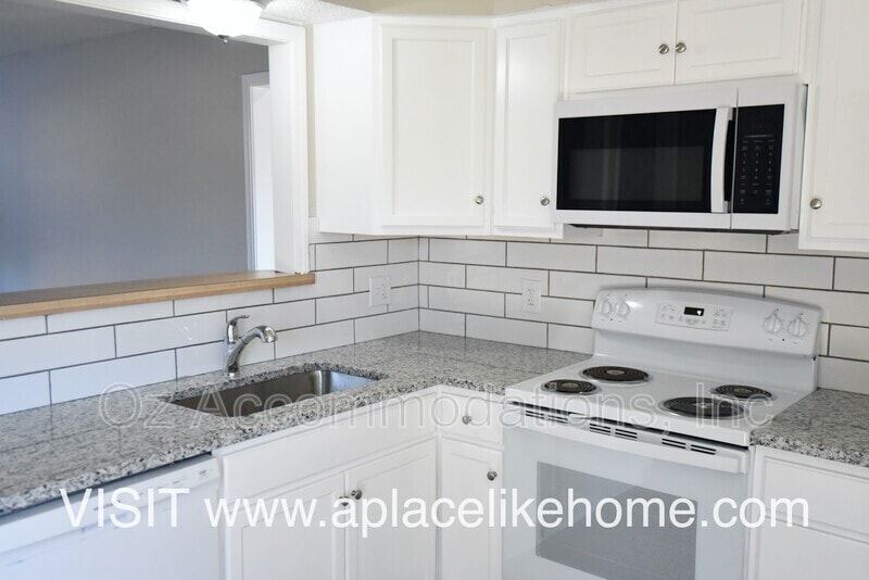 912 S Edgebrook Ln in Olathe, KS - Building Photo