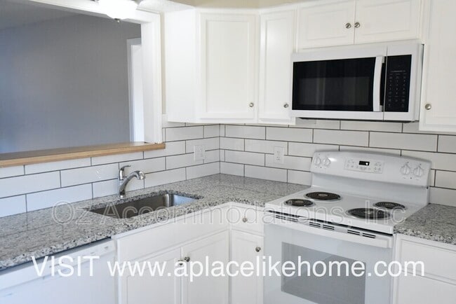 912 S Edgebrook Ln in Olathe, KS - Building Photo - Building Photo