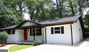 3793 Rainbow Dr in Decatur, GA - Building Photo - Building Photo
