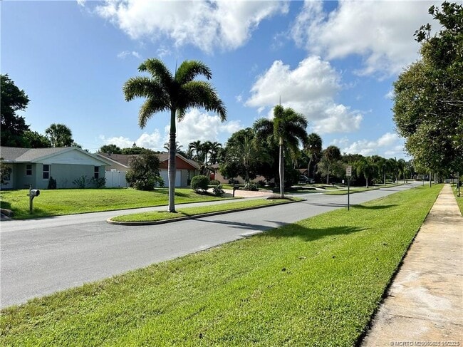 200 SE Four Winds Dr in Stuart, FL - Building Photo - Building Photo
