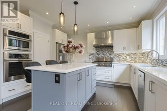 998 Wilbur Pipher Cir in Newmarket, ON - Building Photo - Building Photo