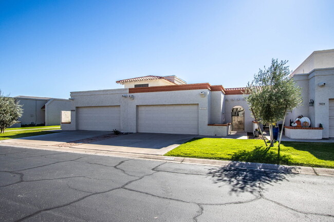 7631 E Sandalwood Dr in Scottsdale, AZ - Building Photo - Building Photo