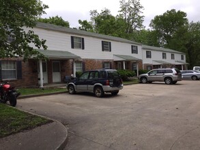 400 N College Ave in Columbia, MO - Foto de edificio - Building Photo