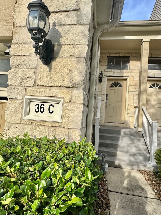 13600 Breton Ridge St in Houston, TX - Foto de edificio - Building Photo