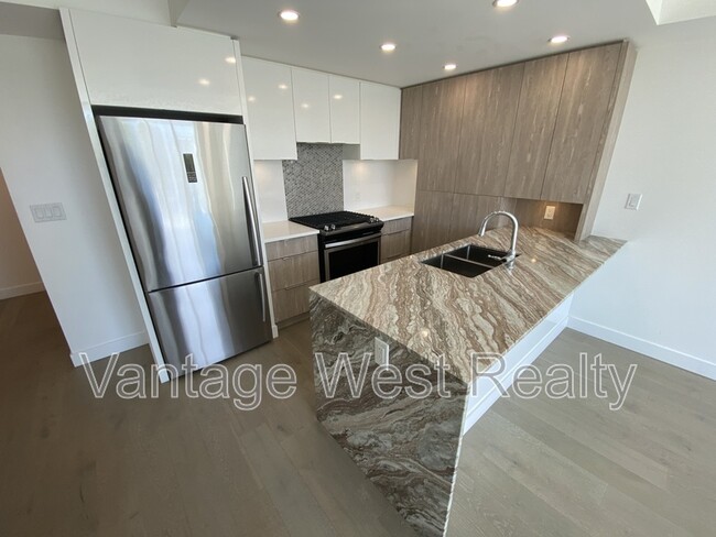 1151-1151 Sunset Dr in Kelowna, BC - Building Photo - Building Photo