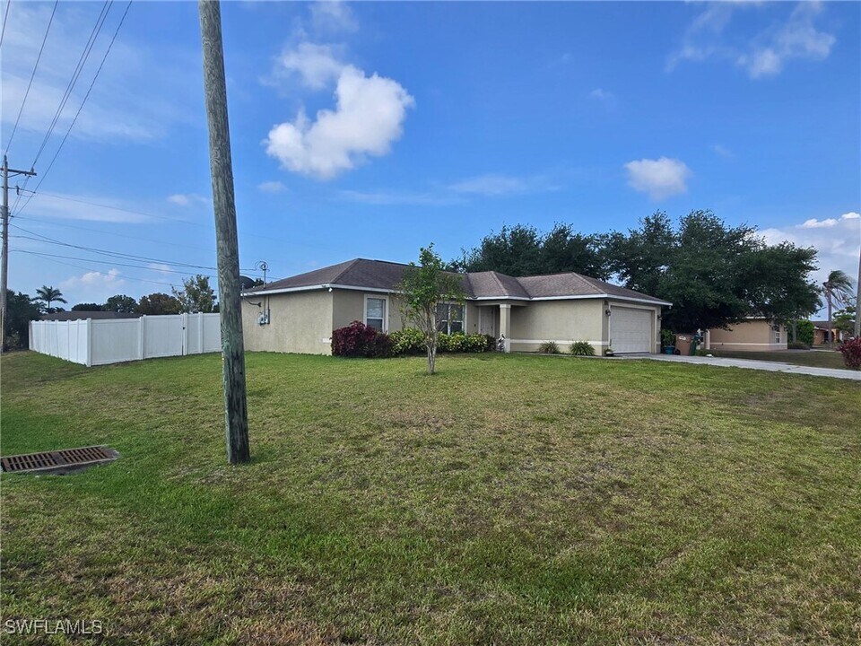402 Gleason Pkwy in Cape Coral, FL - Building Photo