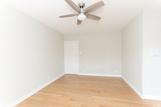 520 W Cornelia Ave, Unit 212 in Chicago, IL - Foto de edificio - Building Photo