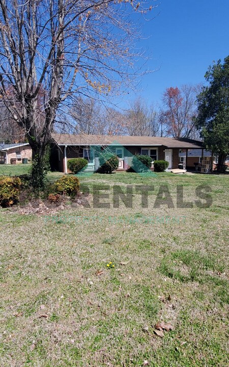 2006 Armhurst Rd in Greensboro, NC - Building Photo