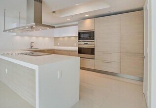 17301 Biscayne Blvd in Aventura, FL - Building Photo - Building Photo