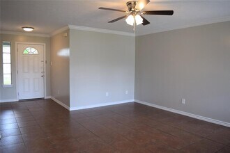 2100 Avenue F in Dickinson, TX - Building Photo - Building Photo