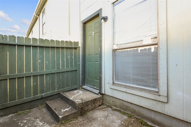 8703 Victorian Village Dr in Houston, TX - Building Photo - Building Photo