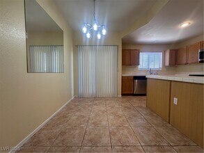 352 Pine Haven St in Las Vegas, NV - Building Photo - Building Photo