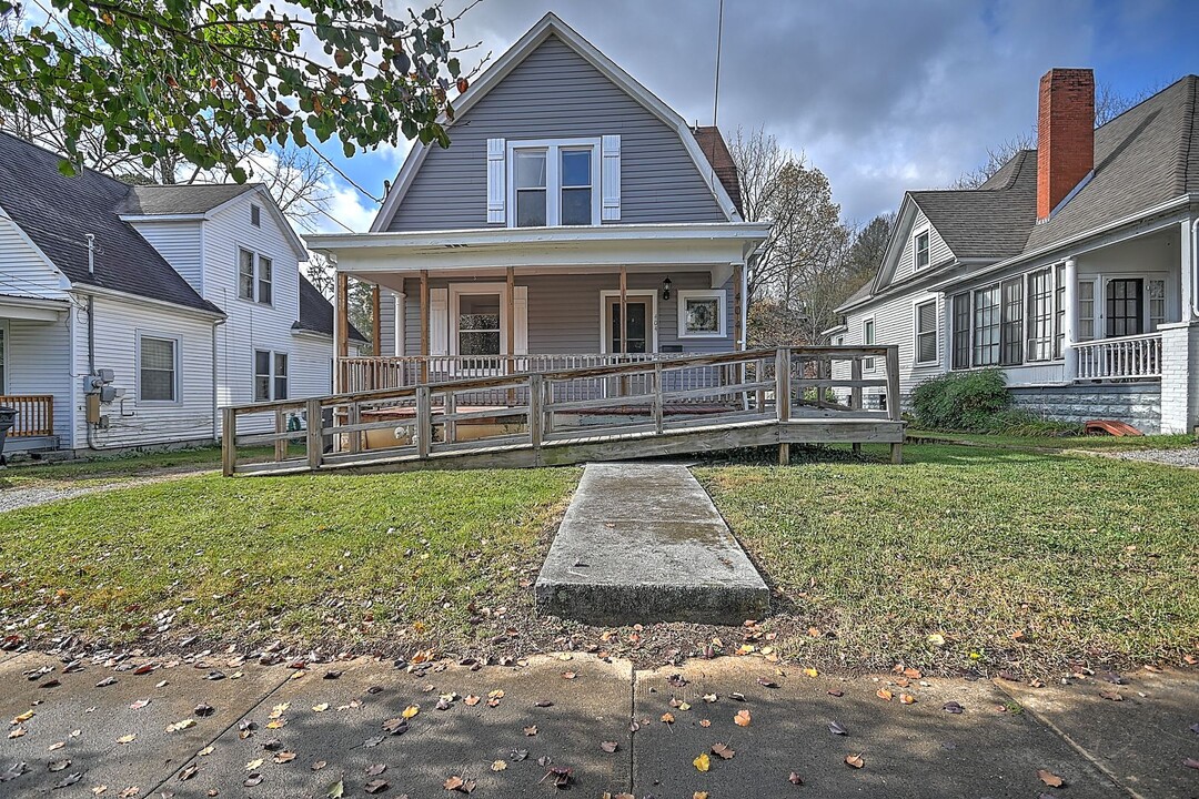 404 Carolina Ave in Bristol, TN - Building Photo