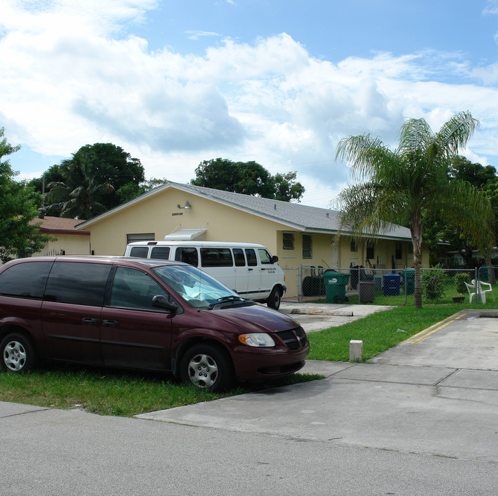 2540-2552 NE 191st St in Miami, FL - Building Photo