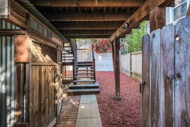 204 S Guadalupe Ave in Redondo Beach, CA - Building Photo - Building Photo