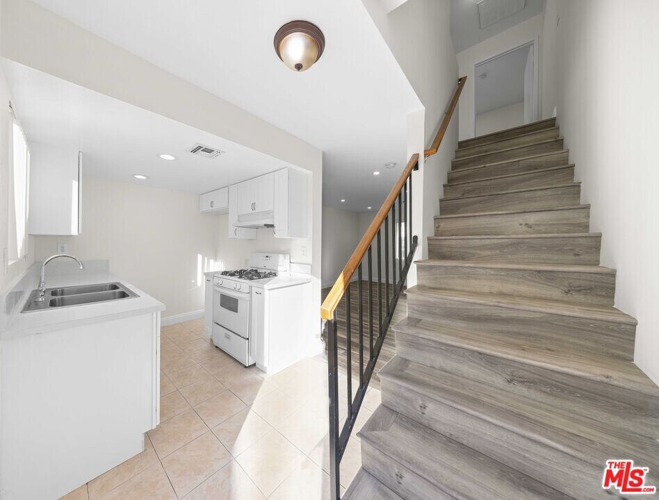 14112 Delano St in Los Angeles, CA - Building Photo