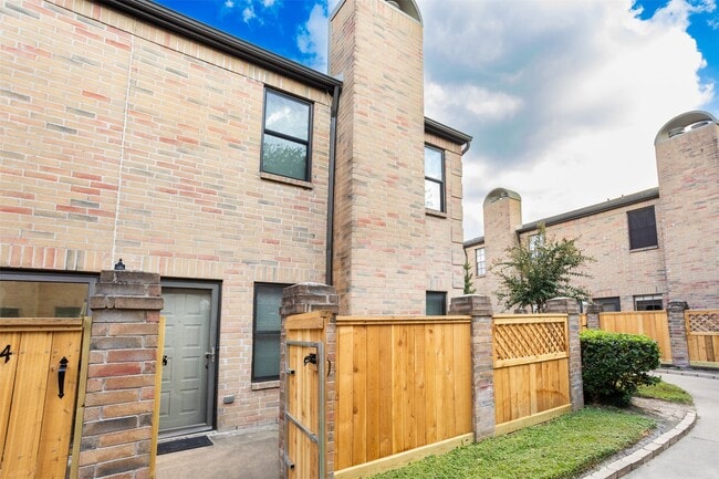 9800 Pagewood Ln in Houston, TX - Building Photo - Building Photo