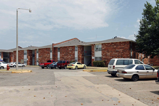 Vicksburg Village in Norman, OK - Building Photo - Building Photo