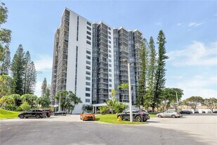20100 W Country Club Dr in Aventura, FL - Building Photo