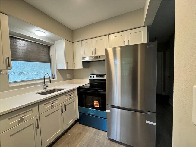 4317 NE 21st Ave in Fort Lauderdale, FL - Foto de edificio - Building Photo
