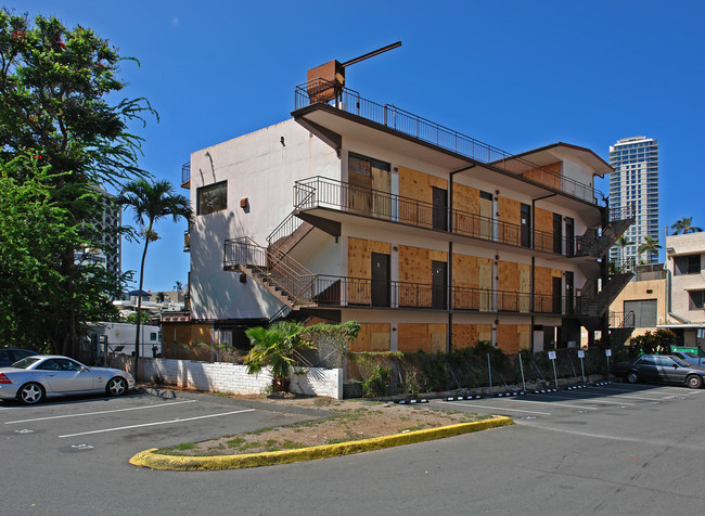 The Beach Apartments in Honolulu, HI - Building Photo - Building Photo