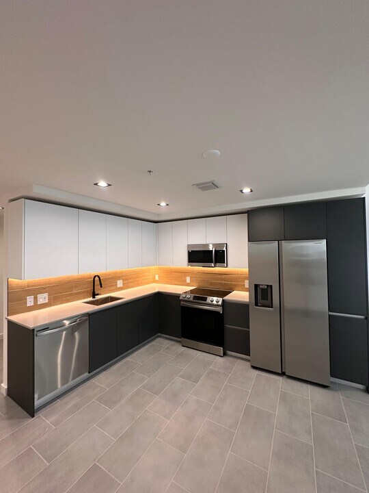229 NW 30th St, Unit D5 in Miami, FL - Building Photo