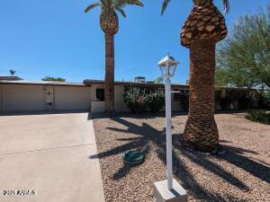 10433 W Oakmont Dr in Sun City, AZ - Building Photo