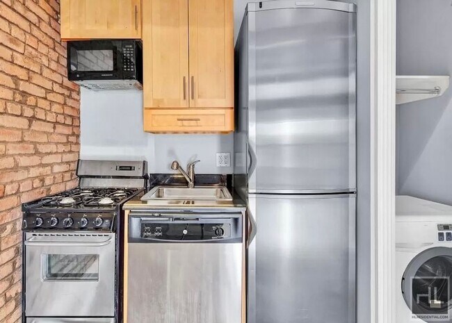 East 5th Street in New York, NY - Building Photo - Building Photo