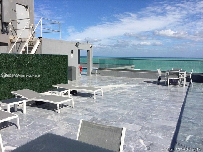 1255 Collins Ave in Miami Beach, FL - Building Photo - Building Photo
