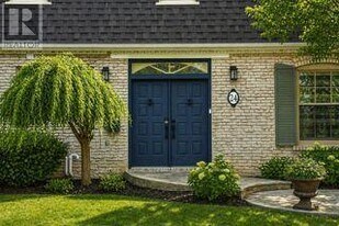 24 Laureleaf Rd in Markham, ON - Building Photo