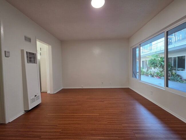 439 S Catalina St in Los Angeles, CA - Foto de edificio - Building Photo