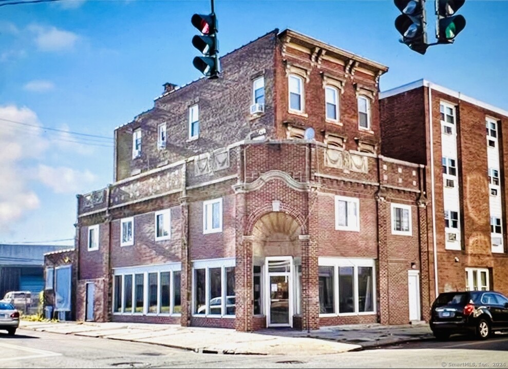 609 Fairfield Ave in Bridgeport, CT - Building Photo