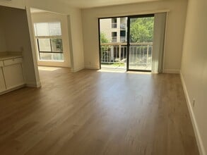 320 N Civic Dr, Unit #202 in Walnut Creek, CA - Foto de edificio - Building Photo