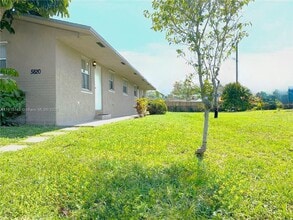 5820 SW 27th St in West Park, FL - Foto de edificio - Building Photo