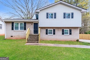 6702 Londonderry Dr in Morrow, GA - Building Photo