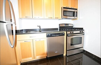 449 W 50th St, Unit 2B in New York, NY - Building Photo - Building Photo
