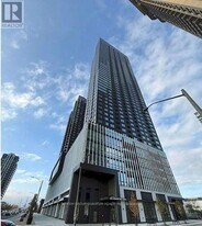 395 Square One Dr in Mississauga, ON - Building Photo